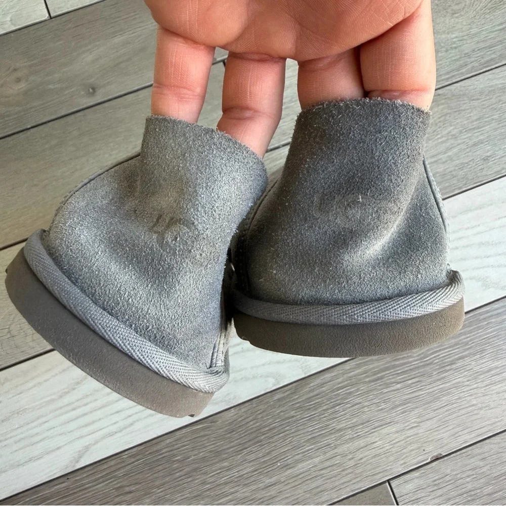 UGG Kenton slippers in a gray suede color (Men’s)